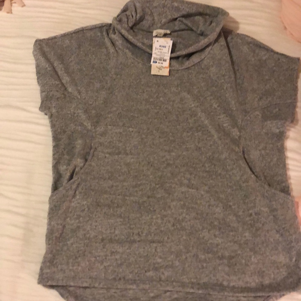 Short sleeve sweater